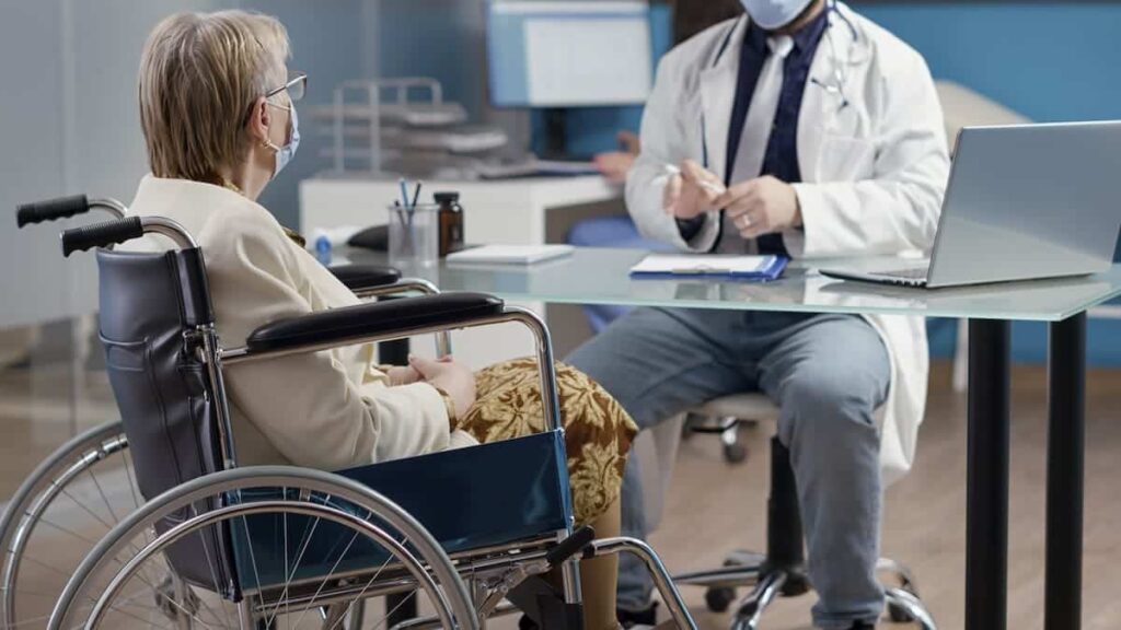 médecin délivrant une ordonance pour la mdph